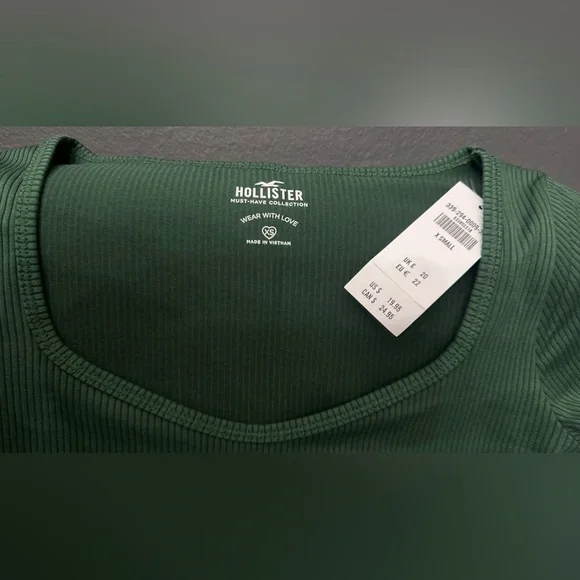 Hollister Ribbed Stretch Cropped Scoop Neck Baby Tee - Picture 3 of 4